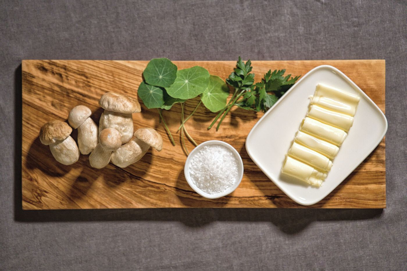 Steinpilzbutter aus frischen rohen Steinpilzen und Kapuzinerkresse