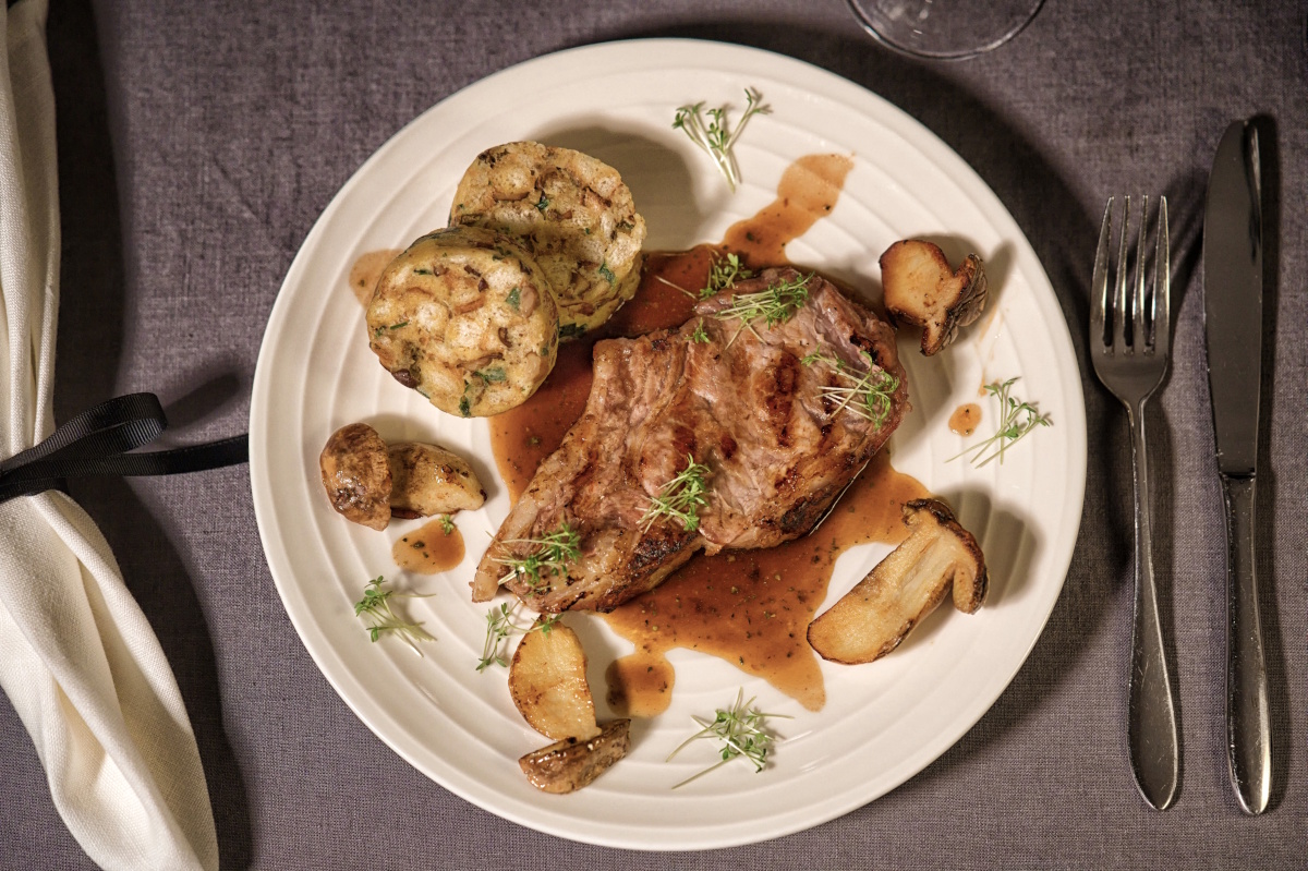 Kalbskotelett mit Brezenknödeln und Steinpilzsauce