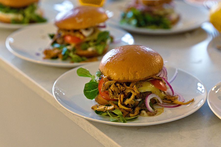 Pfifferling-Burger mit Thymian-Zitronen-Creme