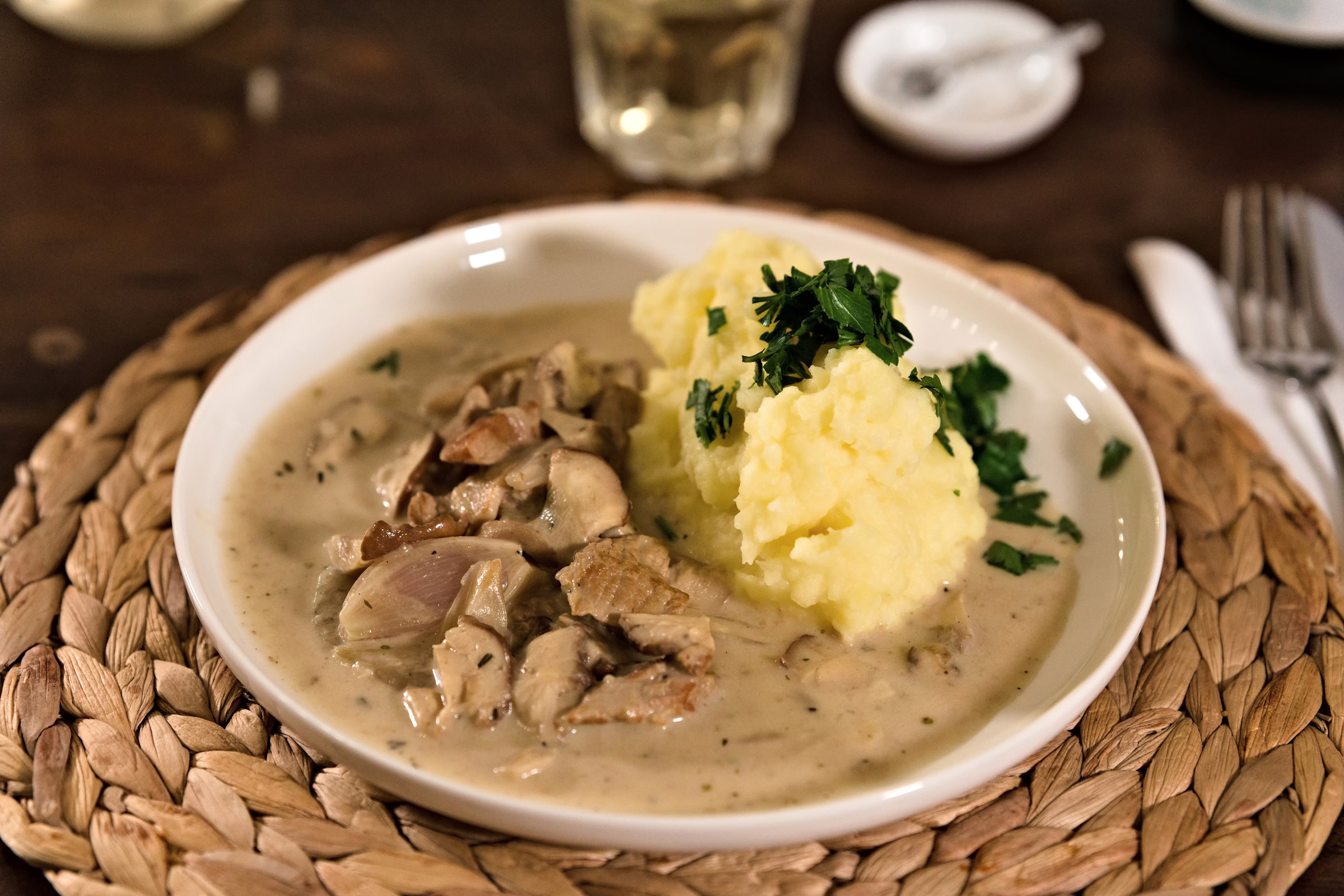 Kalbsgulasch mit frischen Steinpilzen