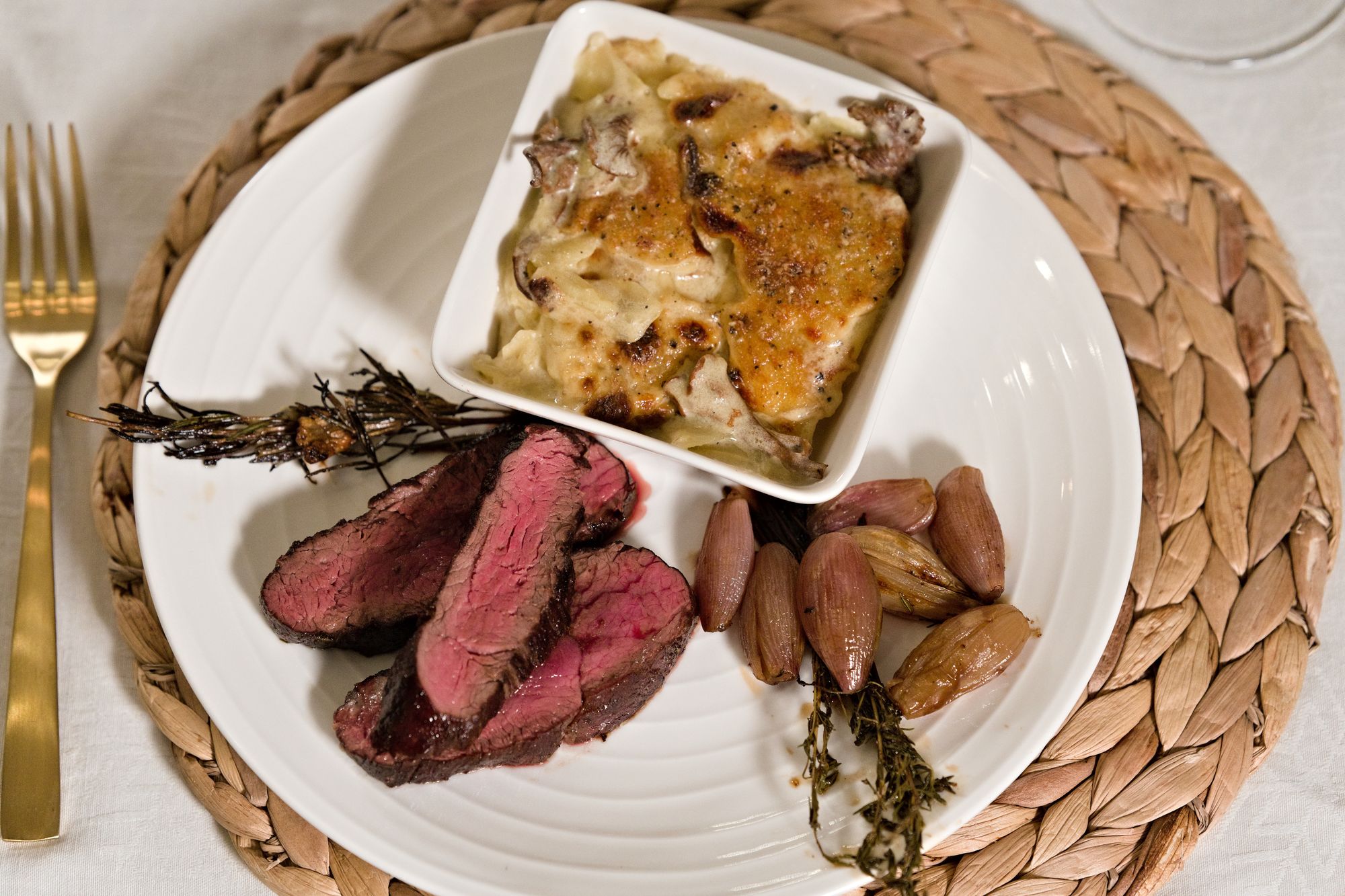 Pfifferlingsgratin mit Rinderfilet und gegrillten sauren Honigschalotten