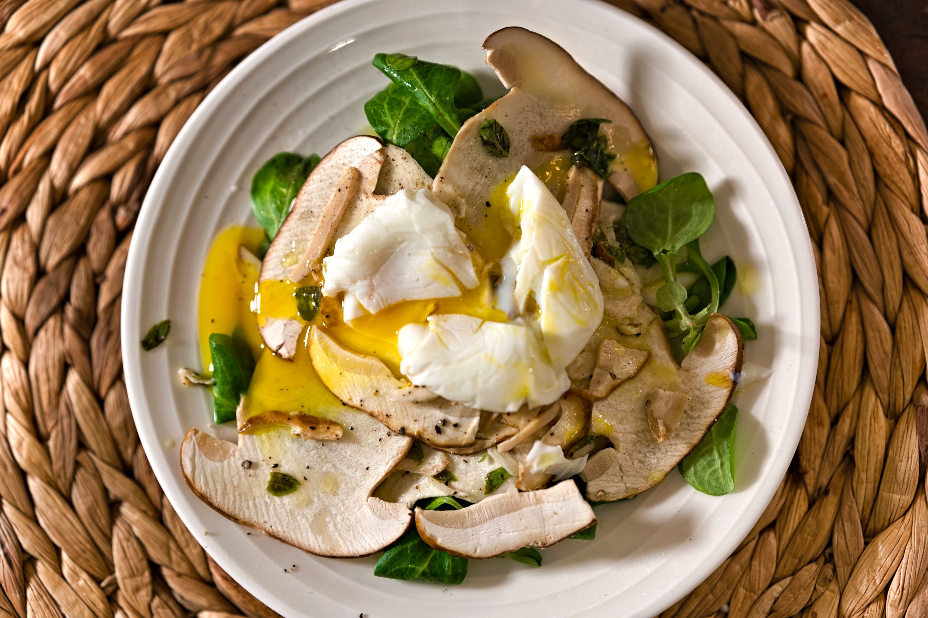 Steinpilzsalat mit Roh Marinierten Pilzen und pochiertem Ei