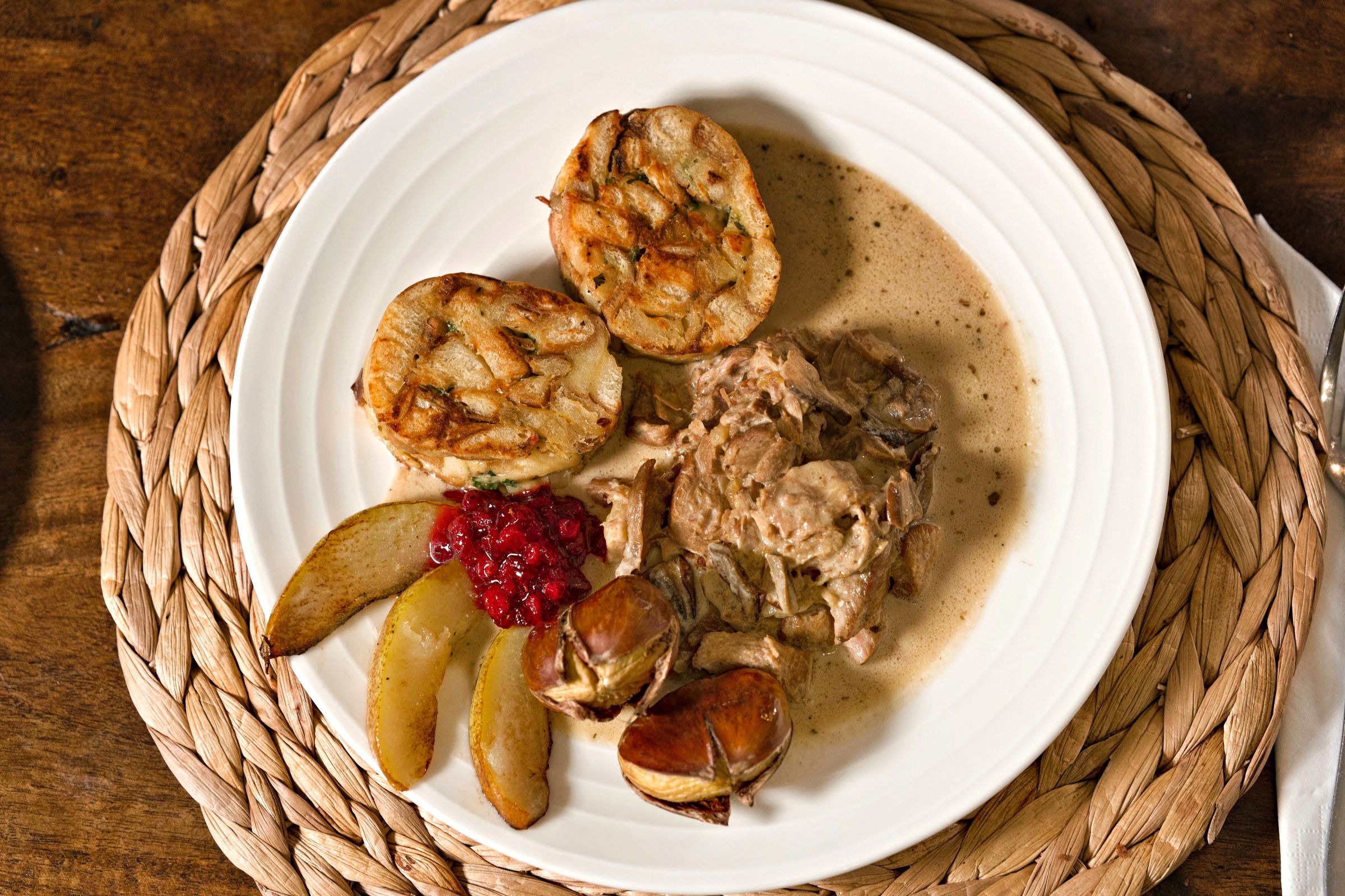 Ragout vom Duroc-Schwein mit Steinpilzen und Brezenknödel