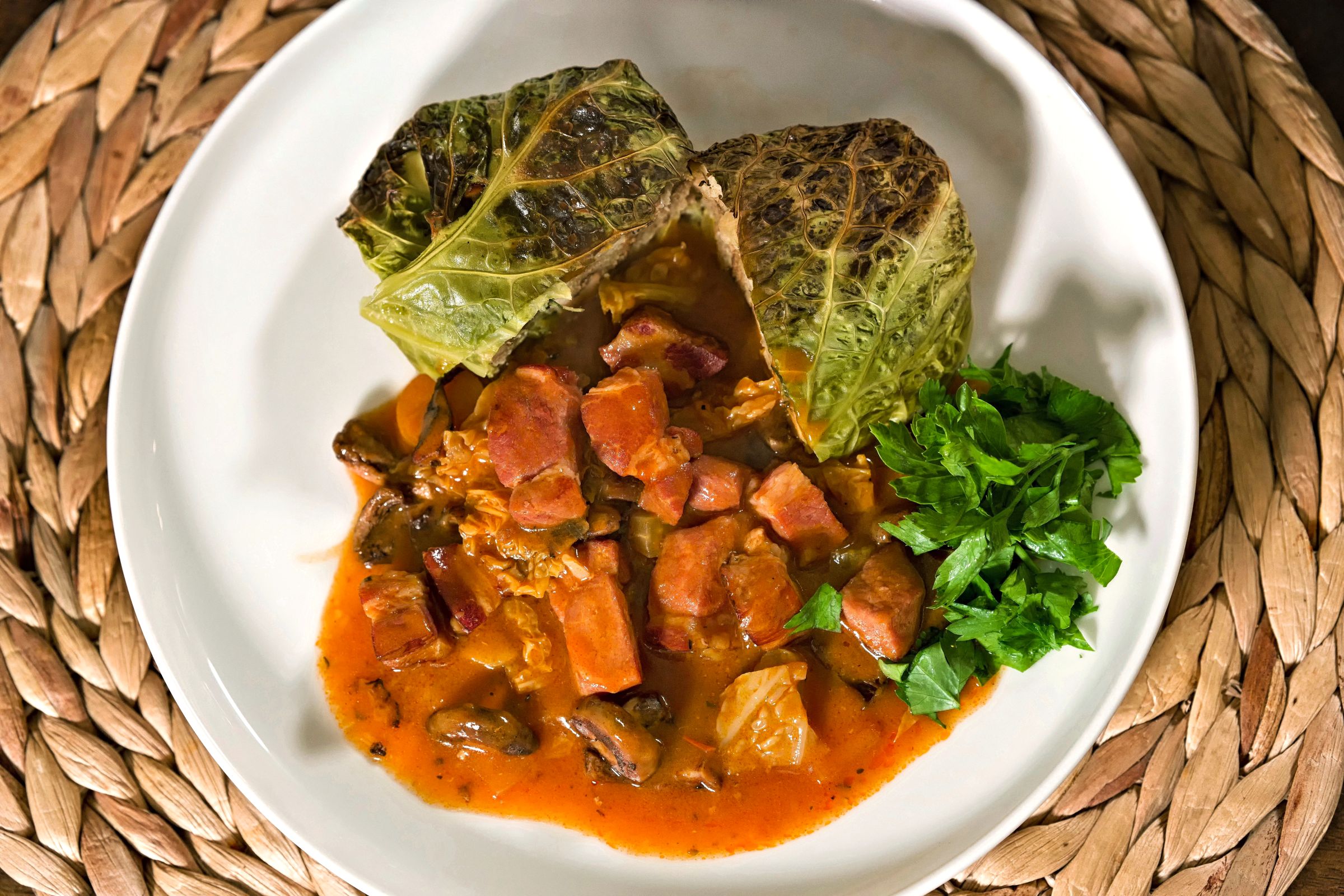 Kasseler-Gulasch mit Reizkern und gefülltem Wirsing Pied de Mouton